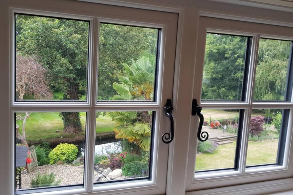 Riverside Lodge Pied A Terre Fordingbridge Exterior foto